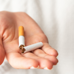 Lawrence Aseba Tipo explica como o tabagismo pode comprometer seriamente a saúde urinária.