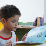 Entenda como a educação midiática ajuda crianças a desenvolver senso crítico e segurança no mundo digital.