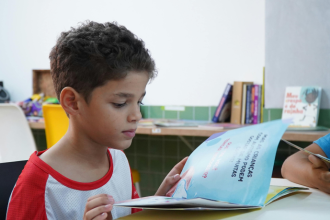 Entenda como a educação midiática ajuda crianças a desenvolver senso crítico e segurança no mundo digital.