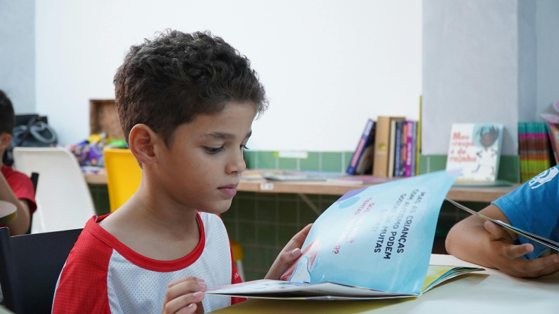 Entenda como a educação midiática ajuda crianças a desenvolver senso crítico e segurança no mundo digital.