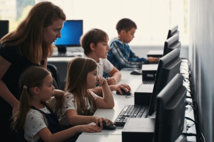 Sérgio Bento De Araújo mostra como a segurança de rede escolar depende de filtros inteligentes, registros precisos e resposta rápida a incidentes.