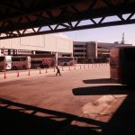 Terminal rodoviário movimentado no Rio de Janeiro, com ônibus estacionados e circulação de passageiros.