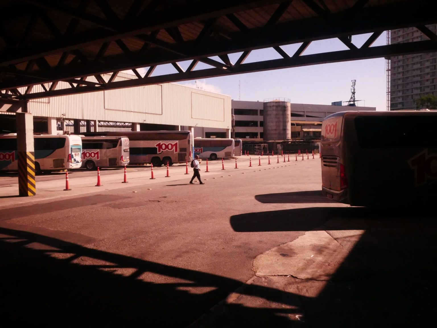 Terminal rodoviário movimentado no Rio de Janeiro, com ônibus estacionados e circulação de passageiros.