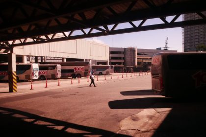 Terminal rodoviário movimentado no Rio de Janeiro, com ônibus estacionados e circulação de passageiros.