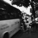 Passageiros embarcam em um ônibus no Rio de Janeiro em uma imagem em preto e branco.