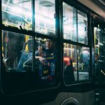 Passageiros viajam em um ônibus urbano durante a noite em São Paulo.