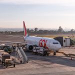 Avião da GOL parado no portão de embarque do aeroporto de Brasília, pronto para a partida.