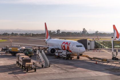 Avião da GOL parado no portão de embarque do aeroporto de Brasília, pronto para a partida.