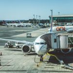 Aeronaves estacionadas no pátio de um aeroporto.