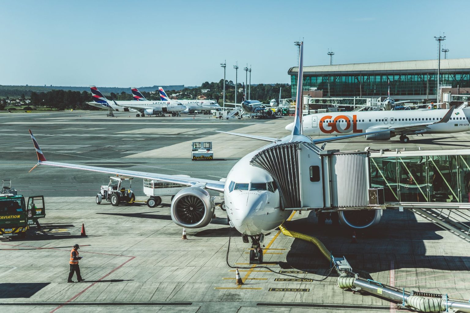 Aeronaves estacionadas no pátio de um aeroporto.