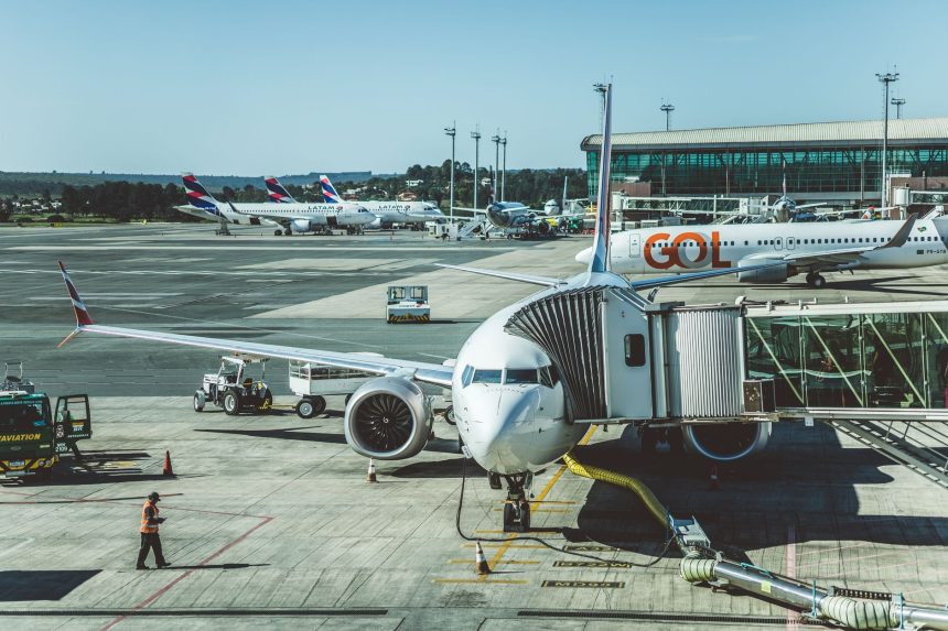 Aeronaves estacionadas no pátio de um aeroporto.